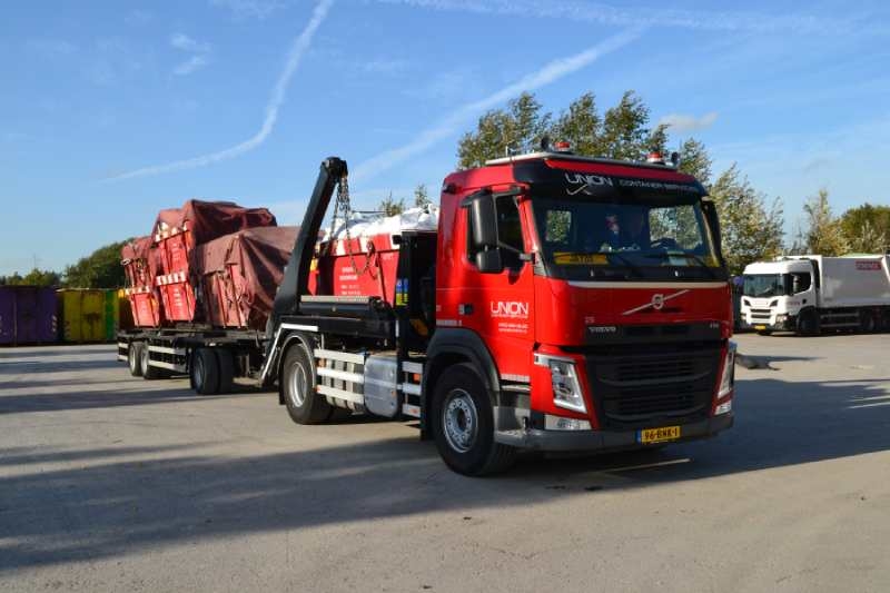 bouwbak vrachtwagen gesloten bouwafval container